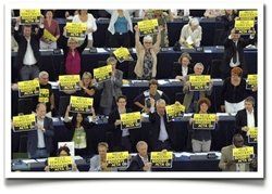 Los diputados muestran su rechazo al ACTA en el Parlamento Europeo. (Foto: Enriquedans.com)