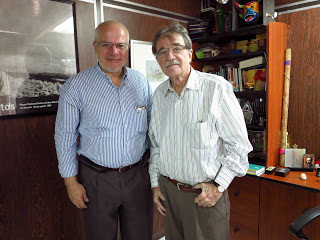 El autor junto a Teodoro Petkoff, en Venezuela.