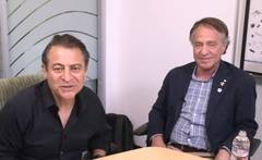 Peter Diamandis (izquierda) durante la entrevista a Ray Kurzweil (derecha).