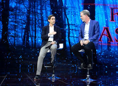 José María Álvarez-Pallete (izquierda), presidente de Telefónica, junto a Reed Hastings, fundador y director ejecutivo de Netflix.