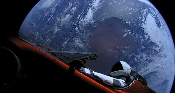Imagen real del Tesla con el maniquí enviado al espacio en el Falcon Heavy.